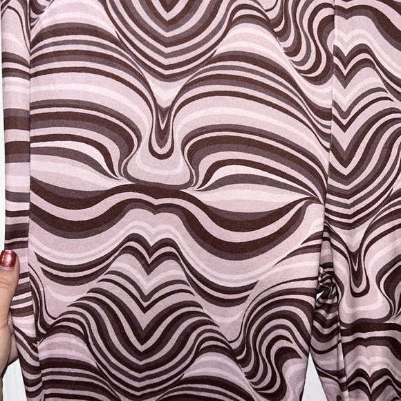 🩵3/$20🩵 TRIPPY PATTERN BROWN AND MAUVE FLARE STRETCHY HIGH WAISTED DANCE PANTS - Picture 5 of 7